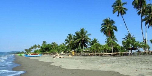 Warga Jaga Areal Pantai Dengan Gunakan Pentungan Besi
